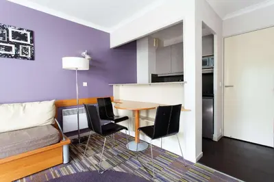 Cuisine ou kitchenette dans l'établissement Bright with balcony at Buttes Chaumont