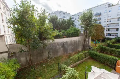 Jardin de l'établissement Bright with balcony at Buttes Chaumont
