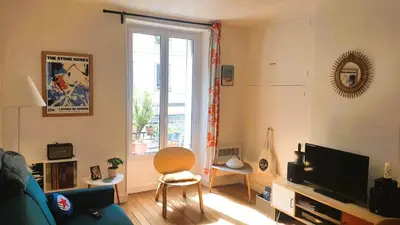Télévision ou salle de divertissement dans l'établissement 2 pièces à Montmatre