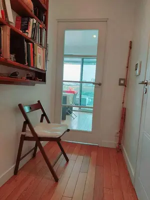 Bibliothèque dans l'appartement
