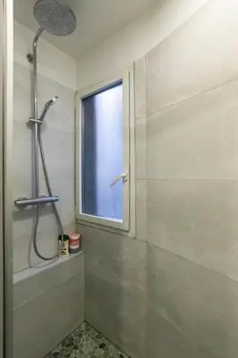 Salle de bains dans l'établissement Apartment for 2 in the 14th district Paris