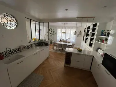 Cuisine ou kitchenette dans l'établissement Large duplex, quiet garden, in private mansion