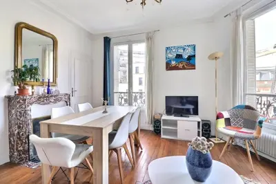 Télévision ou salle de divertissement dans l'établissement Nice haussmannian apartment in Paris