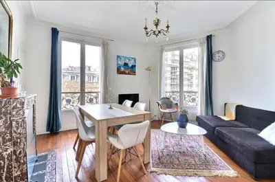 Coin salon dans l'établissement Nice haussmannian apartment in Paris
