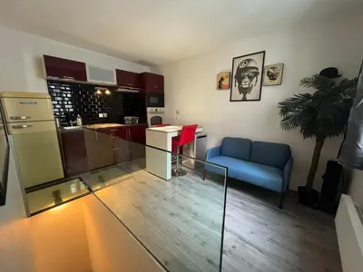 Cuisine ou kitchenette dans l'établissement Petit Dupleix atypique Porte Maillot F3