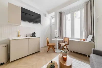 Télévision ou salle de divertissement dans l'établissement Cozy studio in Montmartre