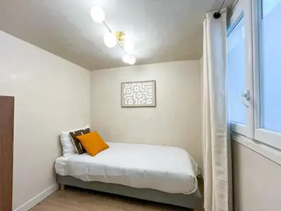 Un ou plusieurs lits dans un hébergement de l'établissement Urban Flat 199 - Parisian 5 Bedroom Central Flat