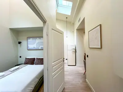 Un ou plusieurs lits dans un hébergement de l'établissement Urban Flat 199 - Parisian 5 Bedroom Central Flat