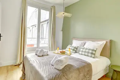 Un ou plusieurs lits dans un hébergement de l'établissement 524 Suite Sandra - Charming apartment Paris 18eme