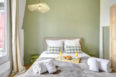 Un ou plusieurs lits dans un hébergement de l'établissement 524 Suite Sandra - Charming apartment Paris 18eme