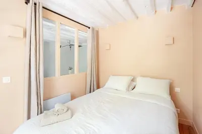 Un ou plusieurs lits dans un hébergement de l'établissement Elegant Parisian apartment, Place des Vosges