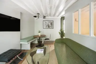 Télévision ou salle de divertissement dans l'établissement Elegant Parisian apartment, Place des Vosges
