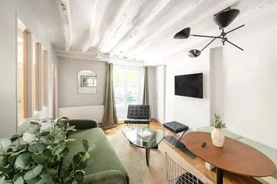 Télévision ou salle de divertissement dans l'établissement Elegant Parisian apartment, Place des Vosges