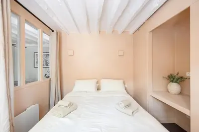 Un ou plusieurs lits dans un hébergement de l'établissement Elegant Parisian apartment, Place des Vosges