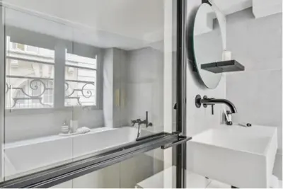Salle de bains dans l'établissement Reve du Marais