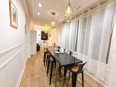 Cuisine ou kitchenette dans l'établissement Urban Flat 107 - Sublime 4 Bedroom Opera Paris