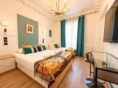 Un ou plusieurs lits dans un hébergement de l'établissement Urban Flat 107 - Sublime 4 Bedroom Opera Paris