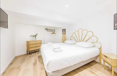 Un ou plusieurs lits dans un hébergement de l'établissement Beautiful duplex - 2BR 6P - Near Montmartre