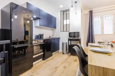 Cuisine ou kitchenette dans l'établissement Beautiful duplex - 2BR 6P - Near Montmartre