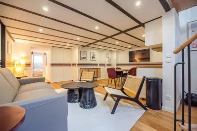 Cuisine ou kitchenette dans l'établissement CIA - Spacious Duplex, Grands Boulevards
