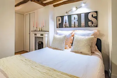 Un ou plusieurs lits dans un hébergement de l'établissement Apt 6 Guests Charme Opera de Paris