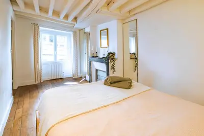 Un ou plusieurs lits dans un hébergement de l'établissement Apt 6 Guests Charme Opera de Paris