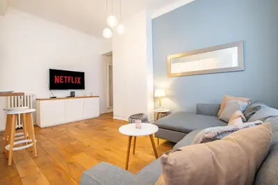 Télévision ou salle de divertissement dans l'établissement Apt 4 Guests Moderne & lumineux Paris 8ᵉ
