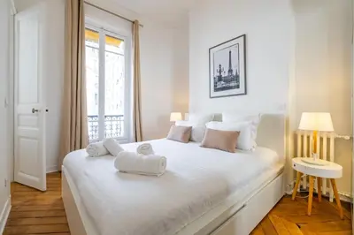Un ou plusieurs lits dans un hébergement de l'établissement Apt 4 Guests Moderne & lumineux Paris 8ᵉ