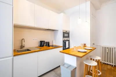 Cuisine ou kitchenette dans l'établissement Apt 4 Guests Moderne & lumineux Paris 8ᵉ