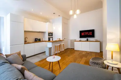 Cuisine ou kitchenette dans l'établissement Apt 4 Guests Moderne & lumineux Paris 8ᵉ
