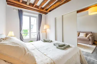 Un ou plusieurs lits dans un hébergement de l'établissement Peaceful Flat in Montorgueil