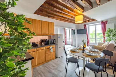 Cuisine ou kitchenette dans l'établissement Peaceful Flat in Montorgueil