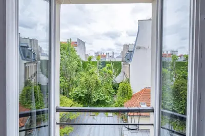 Vue générale sur Paris ou vue de la ville depuis l'appartement