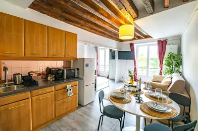 Cuisine ou kitchenette dans l'établissement Peaceful Flat in Montorgueil