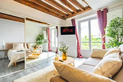 Coin salon dans l'établissement Peaceful Flat in Montorgueil