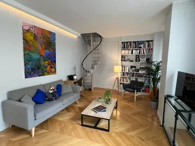 Coin salon dans l'établissement Ancienne Boulangerie entièrement rénovée 5 Chambres 3 min métro 4 Barbara