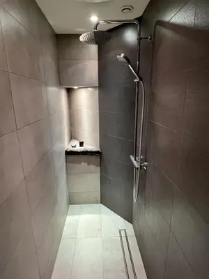 Salle de bains dans l'établissement Ancienne Boulangerie entièrement rénovée 5 Chambres 3 min métro 4 Barbara