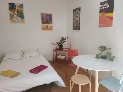 Un ou plusieurs lits dans un hébergement de l'établissement Charmant studio au calme