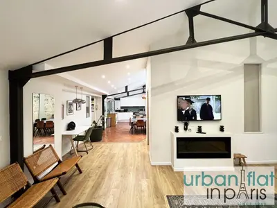 Télévision ou salle de divertissement dans l'établissement Urban Flat 161 - Luxury 4 Bedrooms Apartment
