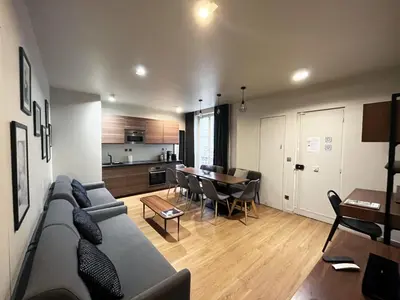 Cuisine ou kitchenette dans l'établissement Urban Flat 78 - 3 Bedroom apartment Republique