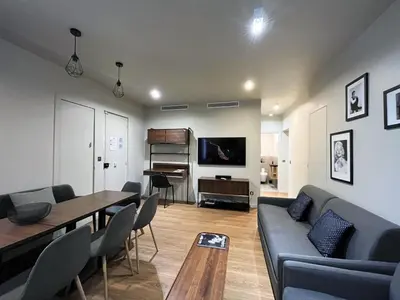 Télévision ou salle de divertissement dans l'établissement Urban Flat 78 - 3 Bedroom apartment Republique