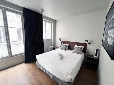 Un ou plusieurs lits dans un hébergement de l'établissement Urban Flat 78 - 3 Bedroom apartment Republique