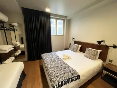 Un ou plusieurs lits dans un hébergement de l'établissement Urban Flat 78 - 3 Bedroom apartment Republique