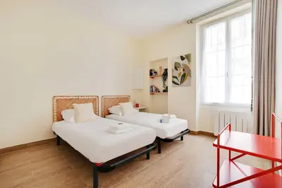 Un ou plusieurs lits dans un hébergement de l'établissement Cozy Apartment 2BR 6P - Boulets Nation