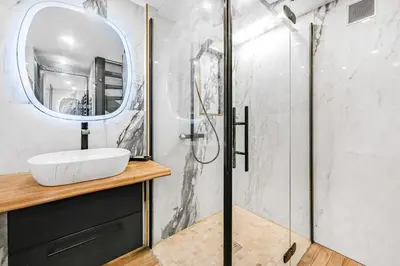 Salle de bains dans l'établissement Jacuzzi & Balneotherapy for a passionate couple