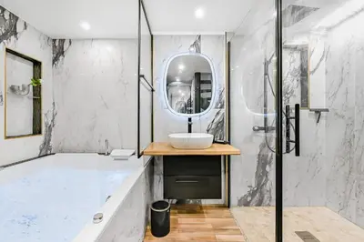 Salle de bains dans l'établissement Jacuzzi & Balneotherapy for a passionate couple