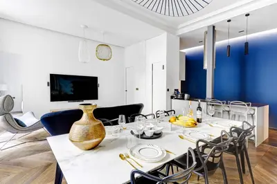 Télévision ou salle de divertissement dans l'établissement appartement de Luxe haussmannien aux champs-elysees