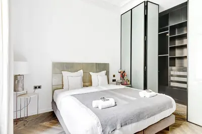 Un ou plusieurs lits dans un hébergement de l'établissement appartement de Luxe haussmannien aux champs-elysees
