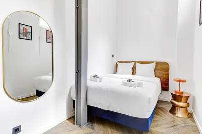 Un ou plusieurs lits dans un hébergement de l'établissement appartement de Luxe haussmannien aux champs-elysees