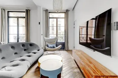 Télévision ou salle de divertissement dans l'établissement appartement de Luxe haussmannien aux champs-elysees